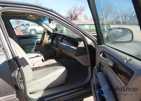 2004 Lincoln Town Car Ultimate z USA, uszkodzony, nr VIN 1LNHM83W64Y652887